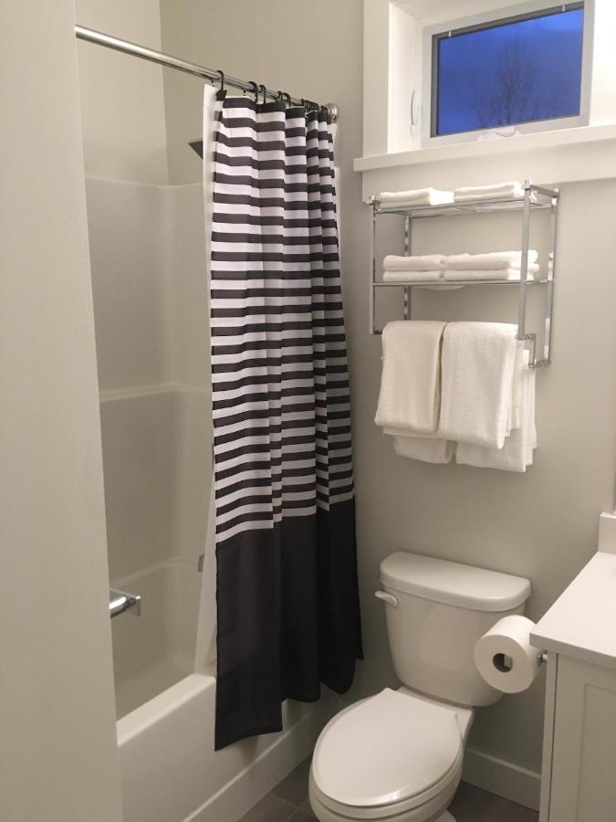 Mollys Cottage-The Suite On Vancouver Island Near Yyj Airport And The Wa And Bc Ferries North Saanich Ngoại thất bức ảnh